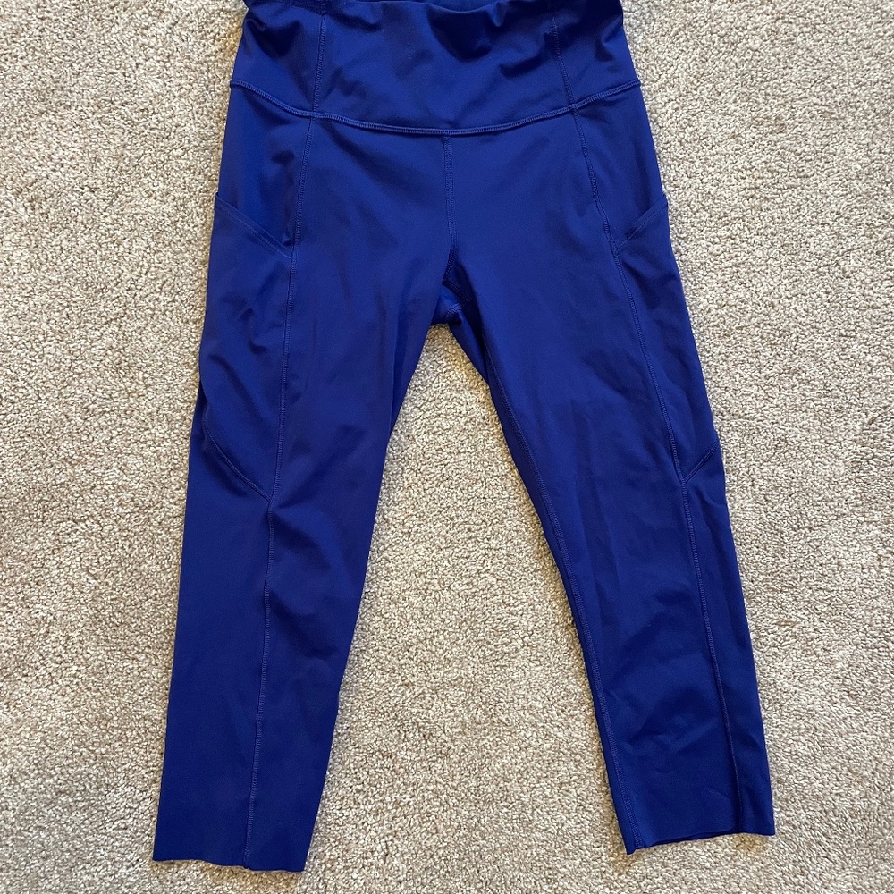 Cropped Lululemon Athletica leggings with pockets and drawstring